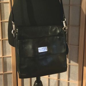 Kenneth Cole slightly used - Black 2 compartment crossbody bag. Sz sm